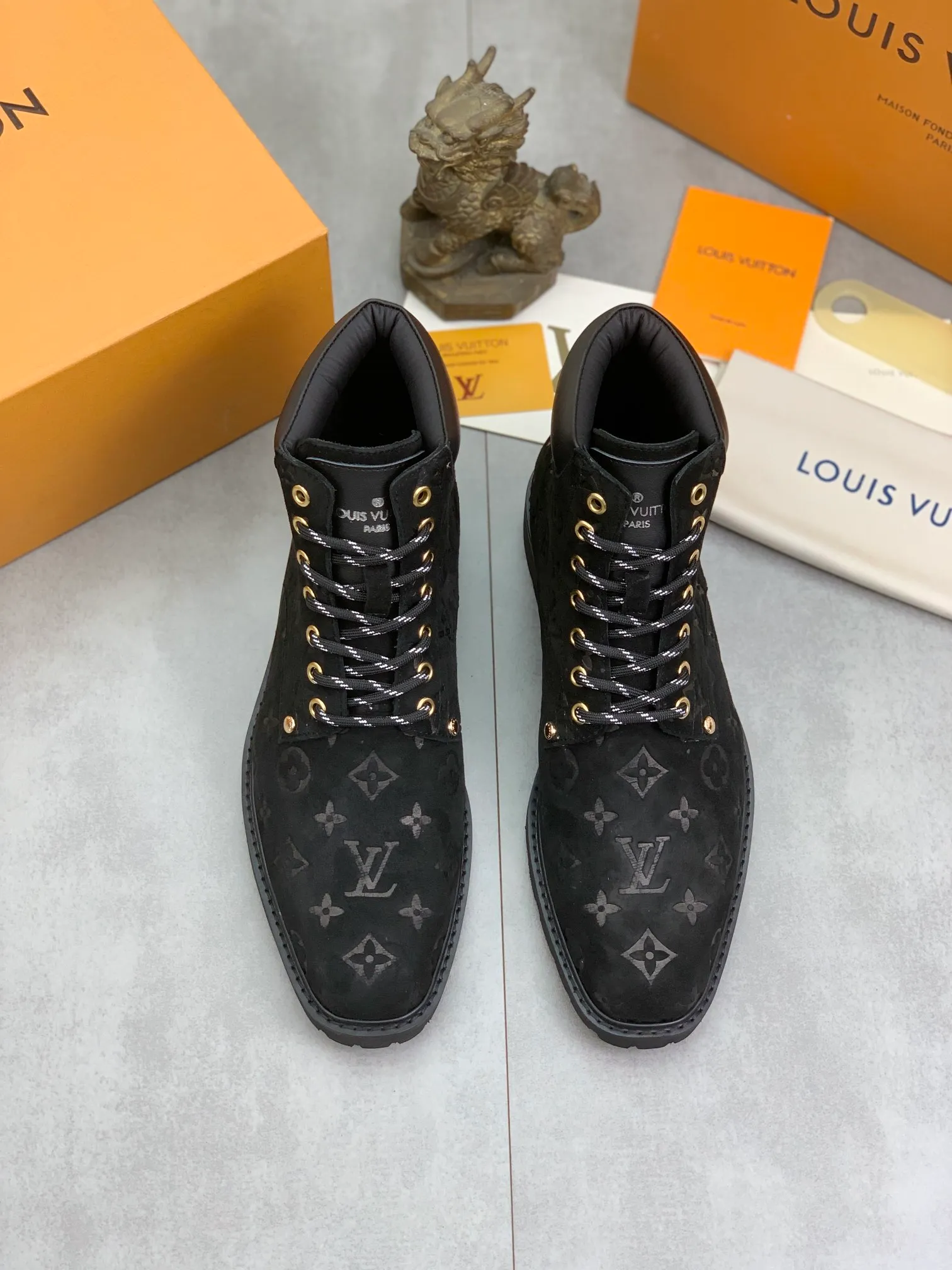 Men's shoes 💰P600 💰【New】🆘Water-dyed cow lining LV Louis Vuitton business high-top leather shoes, made of original imported Italian 🇮🇹 selected calfskin, full cowhide lining, carefully handmade by professional shoemakers, the original version is specially designed for wear-resistant outsole. Standard code: 38-44 3⃣️color🉑️select